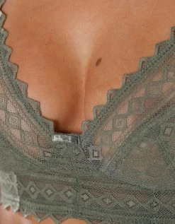 Confidence Lingerie Soutien-gorge Morella Forme Foulard – Sans Armatures 2 Confidence Lingerie Soutien-gorge Morella Forme Foulard – Sans Armatures -Blancheport en ligne 701041 C21 zoomx vue3