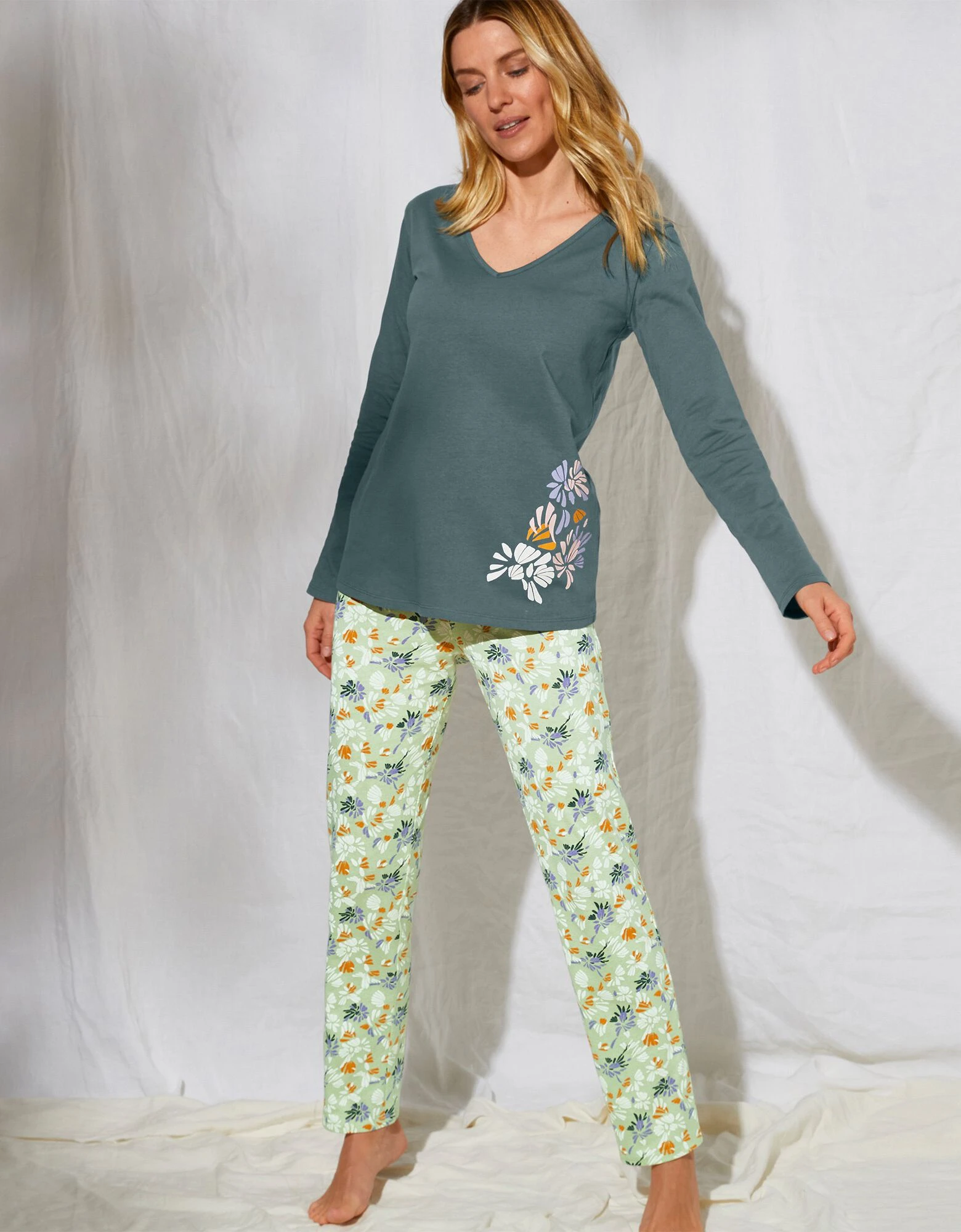 Tee-shirt pyjama manches longues imprimé placé "pétales de fleurs" Blancheporte Tee-shirt Pyjama Manches Longues Imprimé Placé "pétales De Fleurs" -Blancheport en ligne