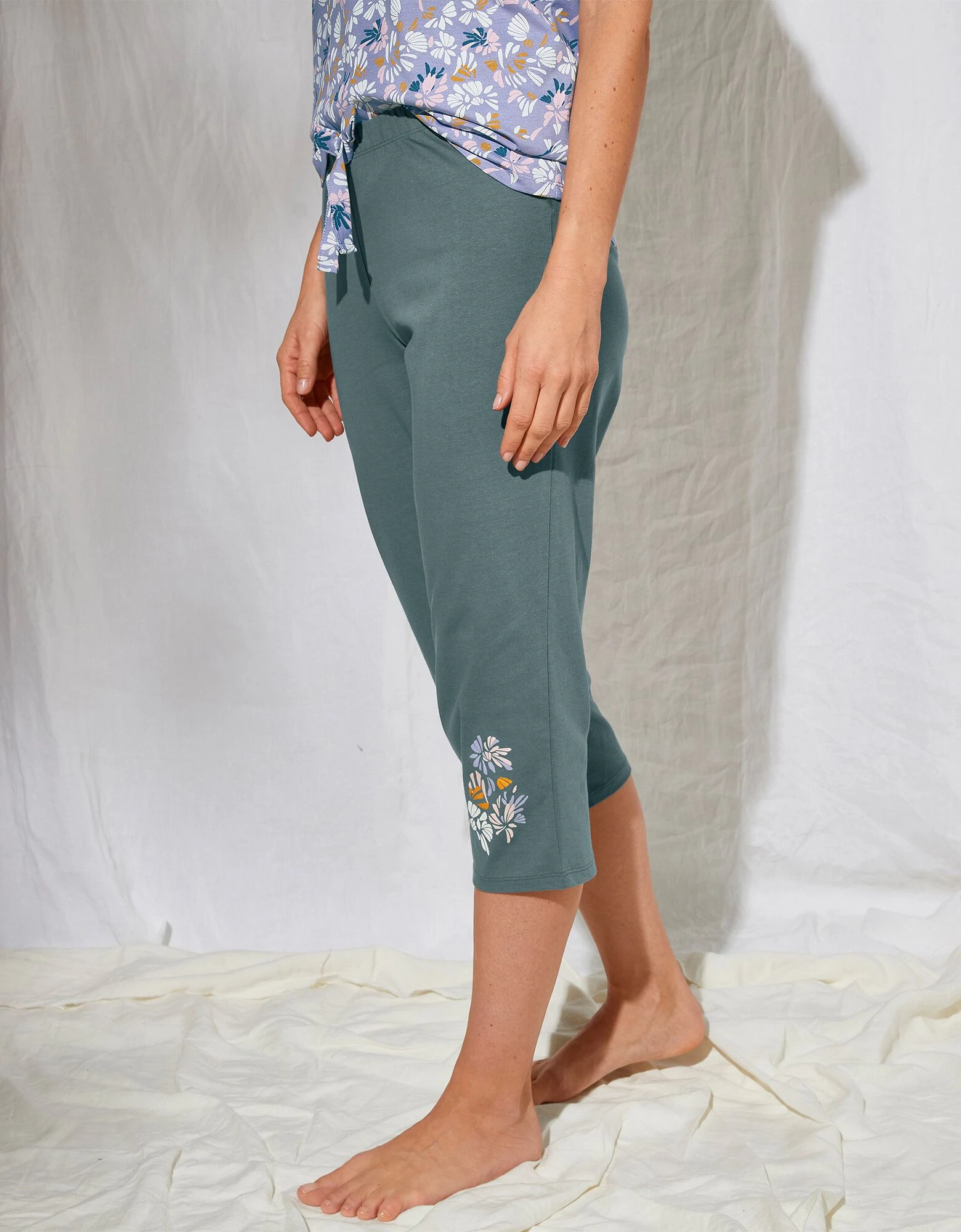 Pantacourt pyjama imprimé placé "pétales de fleurs" Blancheporte Pantacourt Pyjama Imprimé Placé "pétales De Fleurs" -Blancheport en ligne 703612 01 1