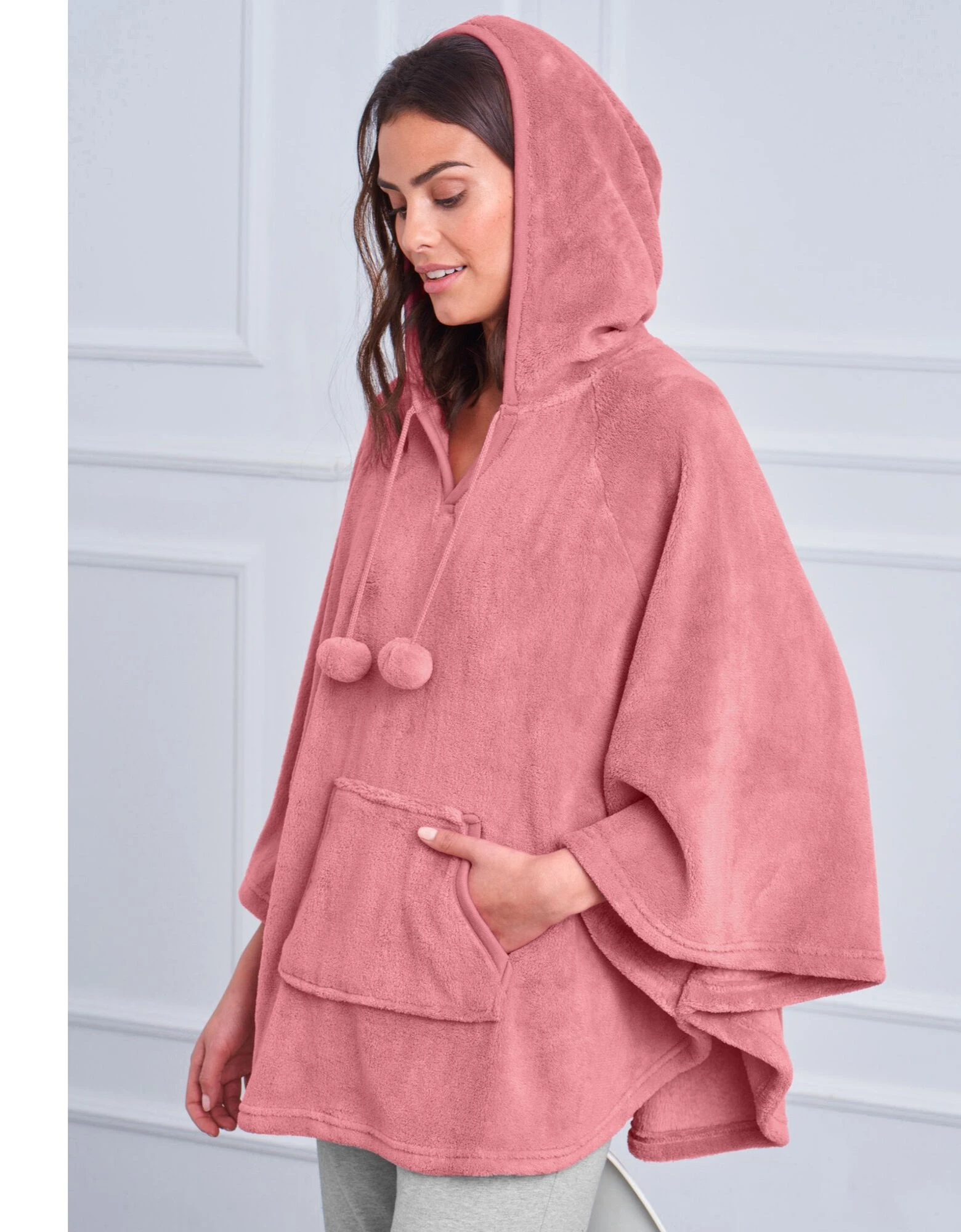 Poncho polaire toucher peluche à capuche Blancheporte Poncho Polaire Toucher Peluche à Capuche -Blancheport en ligne