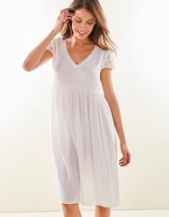 Blancheporte Chemise De Nuit Crépon De Viscose Et Macramé -Blancheport en ligne 706198 C02 zoomx vue6